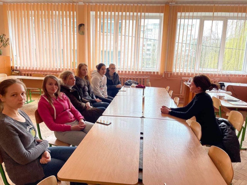 Квітень 2022 року, ліцей «Оріяна» - Олена Коссак проводить психологічний тренінг для ВПО